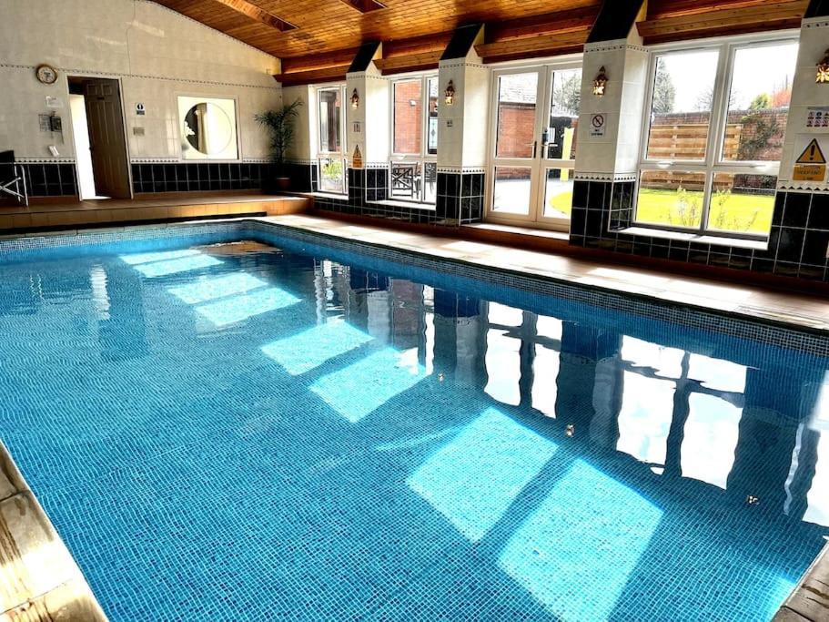 Vast, Elegant Home With Indoor Pool & Sauna Near Popular Golf Course Kington  Exteriér fotografie