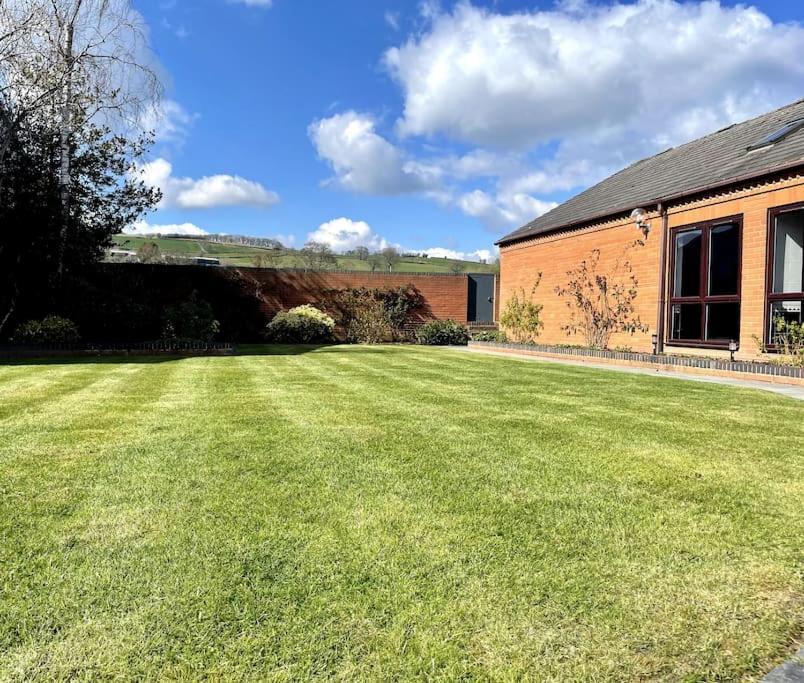 Vast, Elegant Home With Indoor Pool & Sauna Near Popular Golf Course Kington  Exteriér fotografie