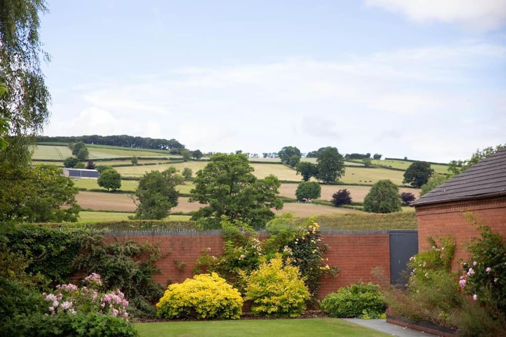 Vast, Elegant Home With Indoor Pool & Sauna Near Popular Golf Course Kington  Exteriér fotografie