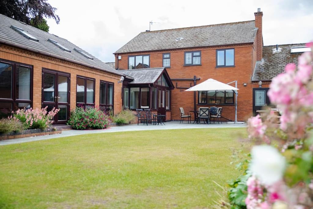 Vast, Elegant Home With Indoor Pool & Sauna Near Popular Golf Course Kington  Exteriér fotografie