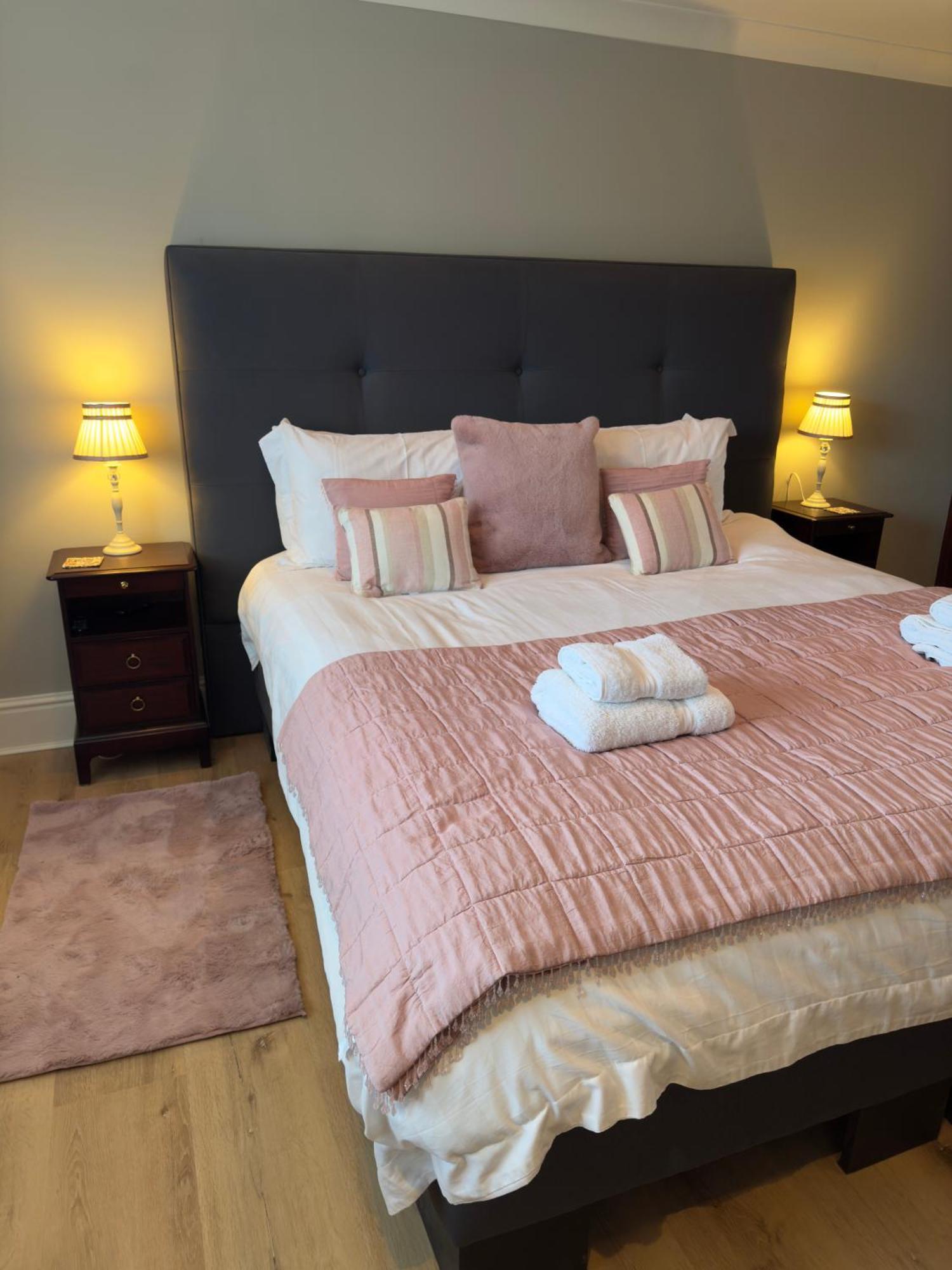 Vast, Elegant Home With Indoor Pool & Sauna Near Popular Golf Course Kington  Exteriér fotografie