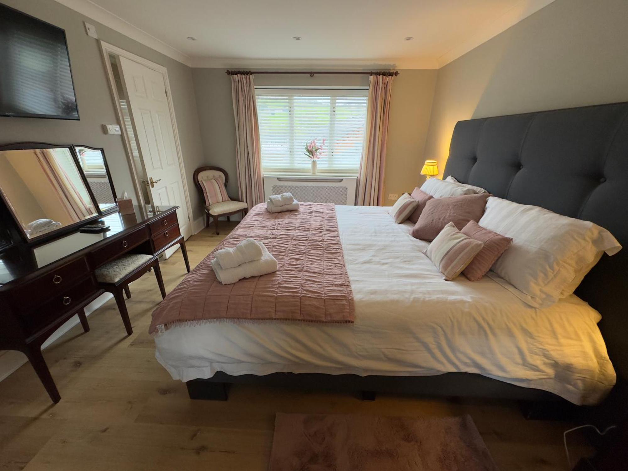 Vast, Elegant Home With Indoor Pool & Sauna Near Popular Golf Course Kington  Exteriér fotografie