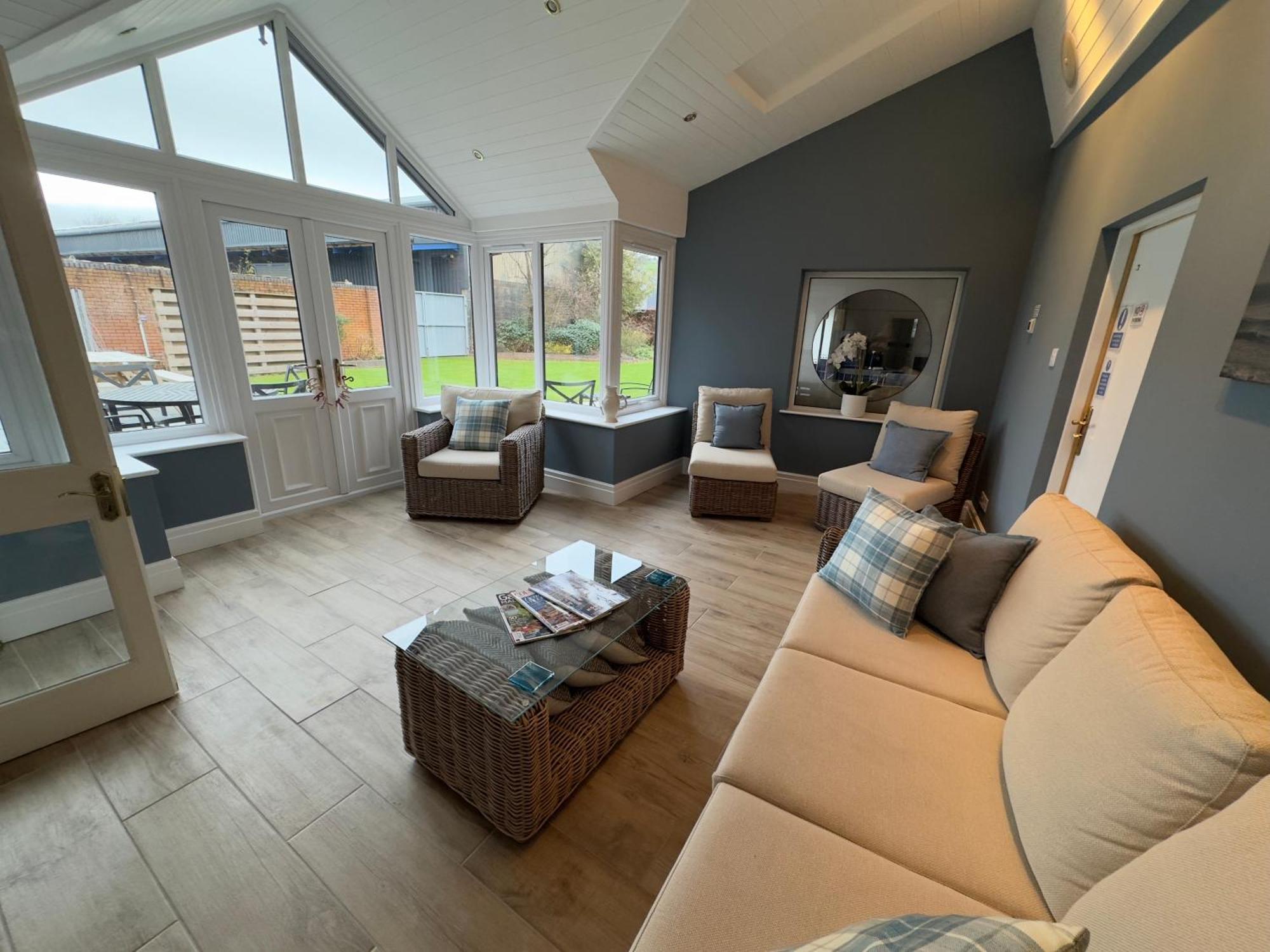 Vast, Elegant Home With Indoor Pool & Sauna Near Popular Golf Course Kington  Exteriér fotografie