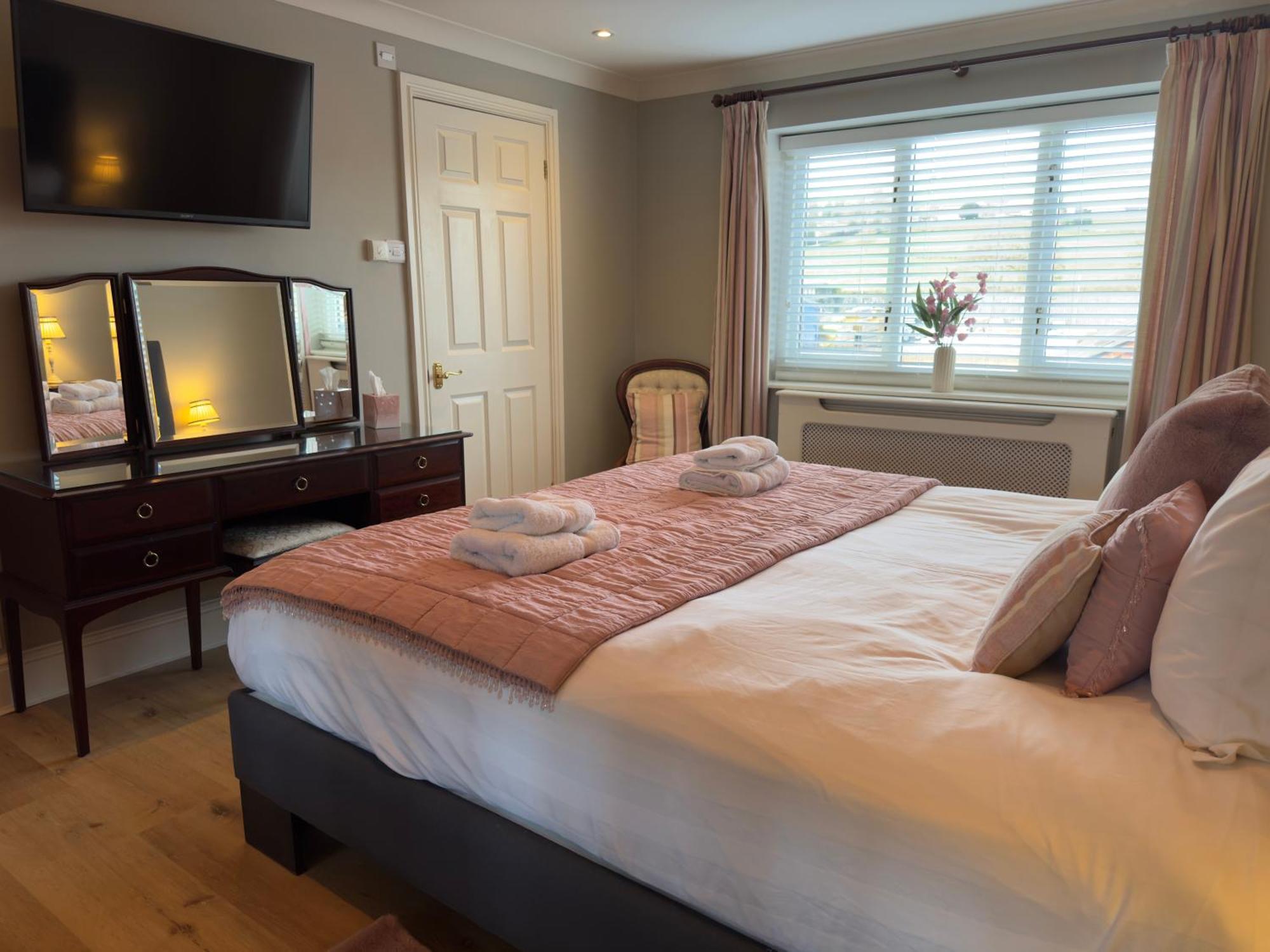 Vast, Elegant Home With Indoor Pool & Sauna Near Popular Golf Course Kington  Exteriér fotografie