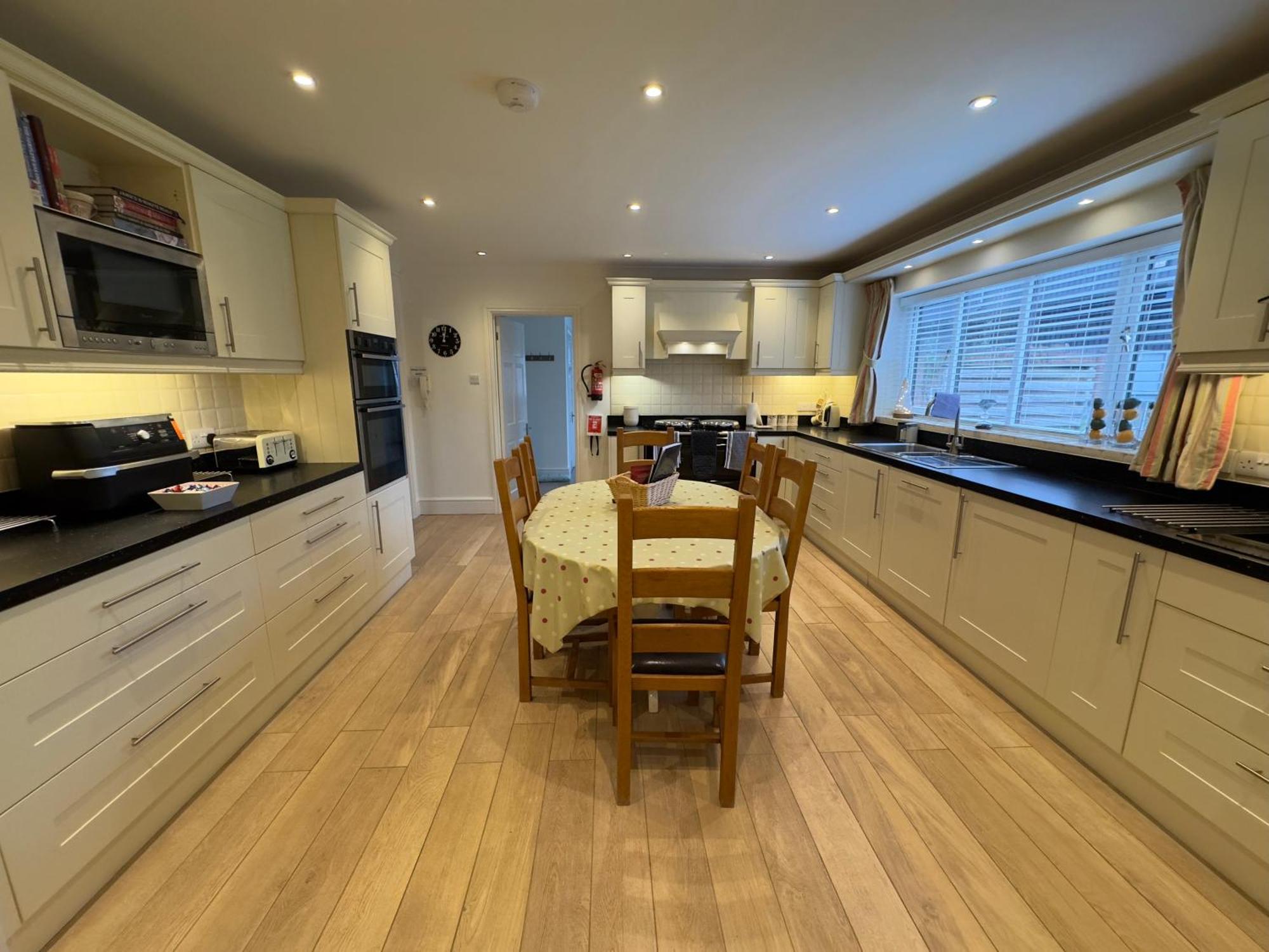 Vast, Elegant Home With Indoor Pool & Sauna Near Popular Golf Course Kington  Exteriér fotografie