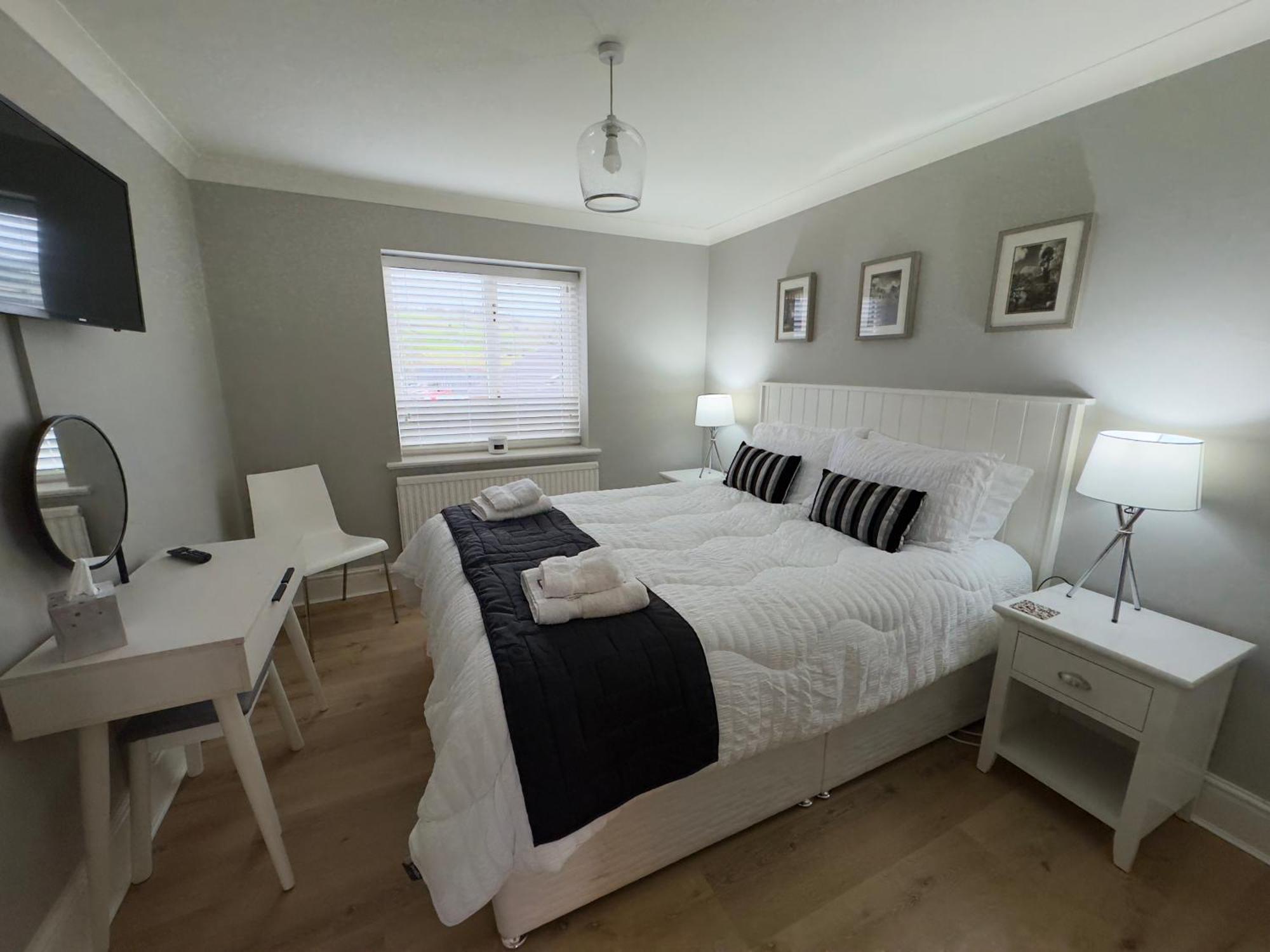 Vast, Elegant Home With Indoor Pool & Sauna Near Popular Golf Course Kington  Exteriér fotografie