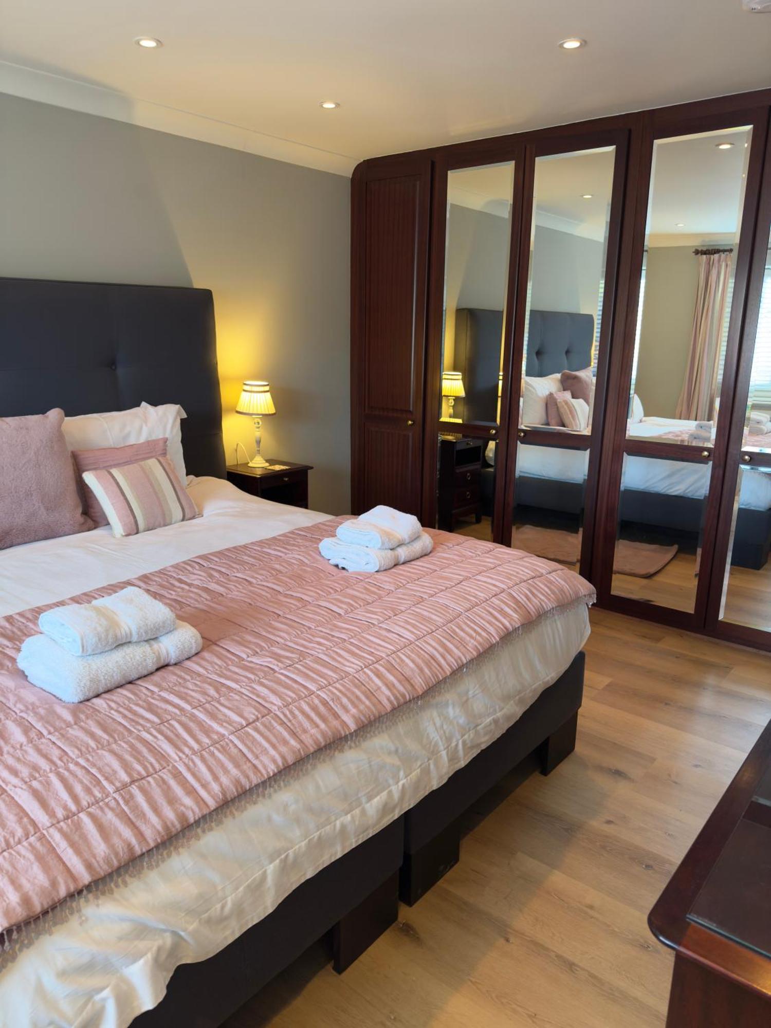 Vast, Elegant Home With Indoor Pool & Sauna Near Popular Golf Course Kington  Exteriér fotografie
