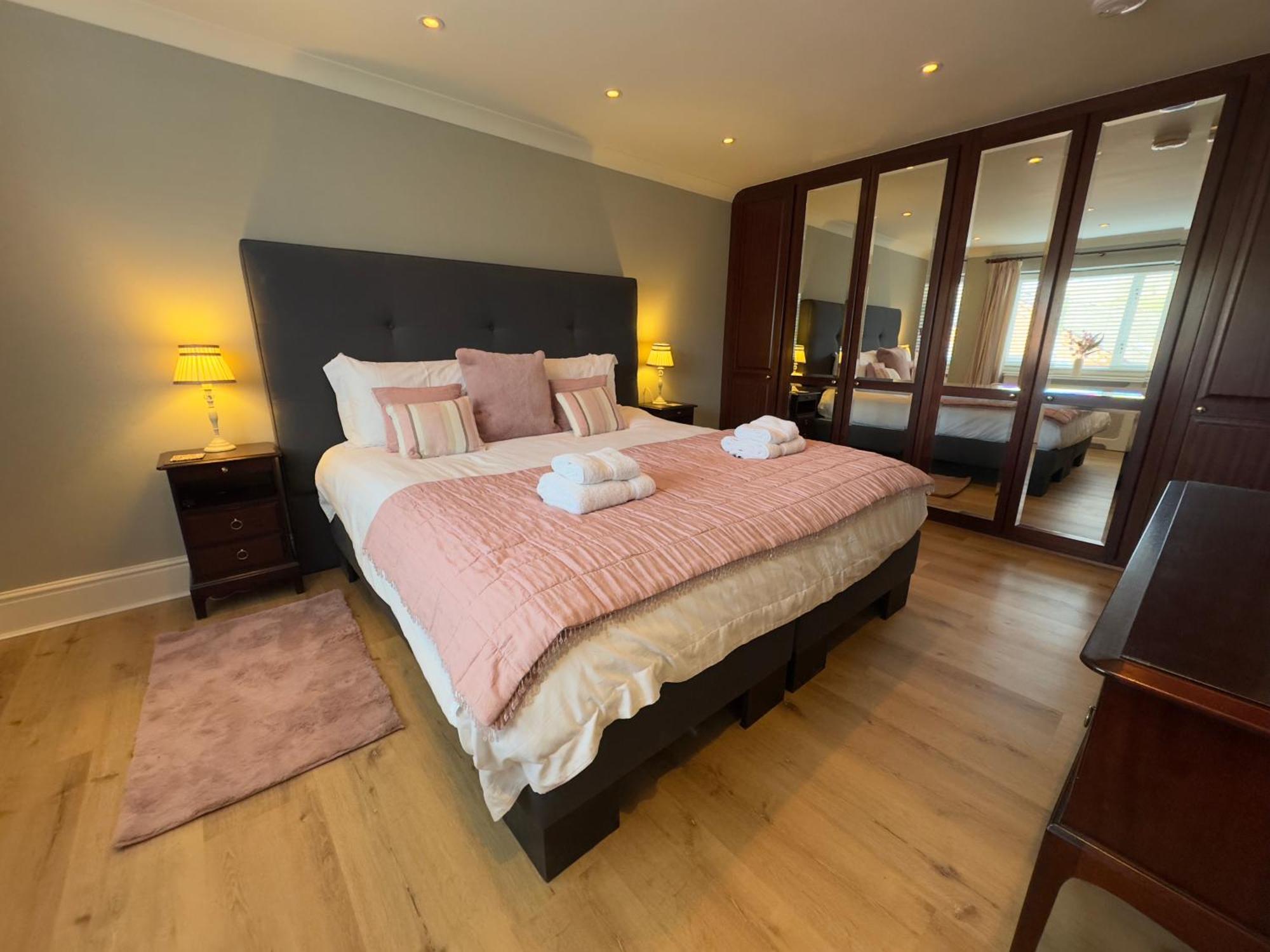 Vast, Elegant Home With Indoor Pool & Sauna Near Popular Golf Course Kington  Exteriér fotografie
